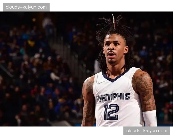 特写：在孟菲斯联邦快递论坛球馆外，球迷自发聚集为受伤的莫兰特送上祝福