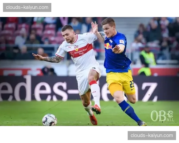 莱比锡对阵柏林联比赛中，足球被踢上看台击中爆米花桶